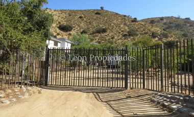 Leon Propiedades vende sitio de 2.100 m2 con casa en Curacaví centro.