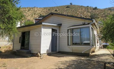 Leon Propiedades vende sitio de 2.100 m2 con casa en Curacaví centro.
