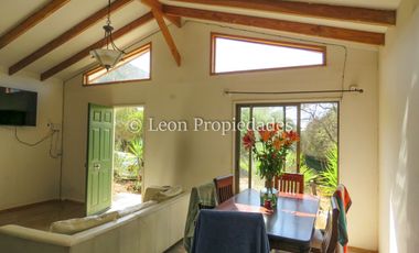 Leon Propiedades vende sitio de 2.100 m2 con casa en Curacaví centro.