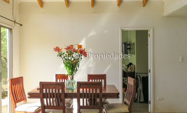 Leon Propiedades vende sitio de 2.100 m2 con casa en Curacaví centro.