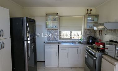 Leon Propiedades vende sitio de 2.100 m2 con casa en Curacaví centro.
