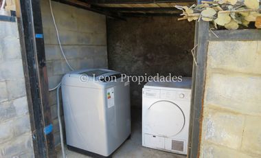 Leon Propiedades vende sitio de 2.100 m2 con casa en Curacaví centro.