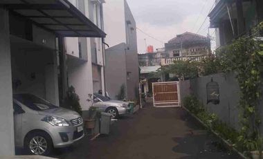 Rumah siap huni Jakarta Timur.surat shm.lokasi strategis.dekat dengan pusat perbelanjaan.rs.sekolahan.setasiun. lingkungan aman bebas banjir