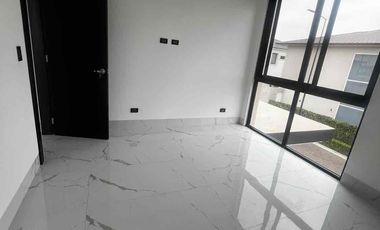 vendo casa en samborondon de estreno