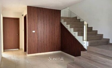 Casa en Renta en Fraccionamiento Cerrado Frente área Verde