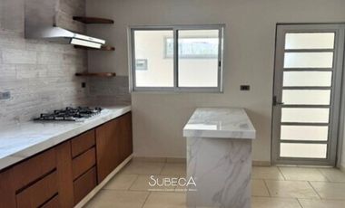 Casa en Renta en Fraccionamiento Cerrado Frente área Verde