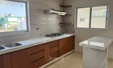 Casa en Renta en Fraccionamiento Cerrado Frente área Verde