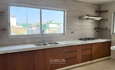 Casa en Renta en Fraccionamiento Cerrado Frente área Verde