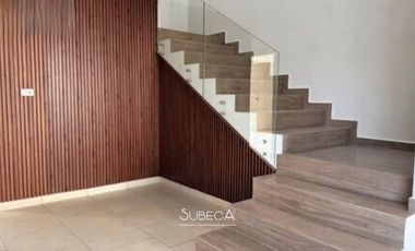 Casa en Renta en Fraccionamiento Cerrado Frente área Verde