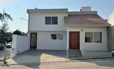 Casa en Renta en Fraccionamiento Cerrado Frente área Verde