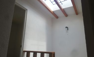 CASA EN RENTA, EN EL FRACC. PASEOS DEL VALLE, COL. AZTECA EN TOLUCA, SÁLIDA A CEBORUCO Y AV. LAS TORRES, A 5 MIN DE PREPA 5