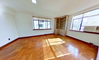 Paseo Huérfanos/ Bandera