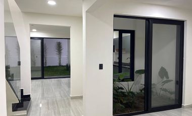 CASA EN VENTA EN FRACCIONAMIENTO CASTILLO TIELMANS