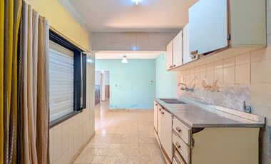 Venta - Departamento de pasillo - Dos dormitorios - Patio - Parilla - Matheu- Rosario