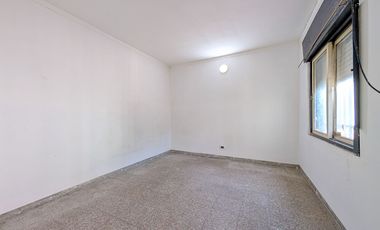 Venta - Departamento de pasillo - Dos dormitorios - Patio - Parilla - Matheu- Rosario