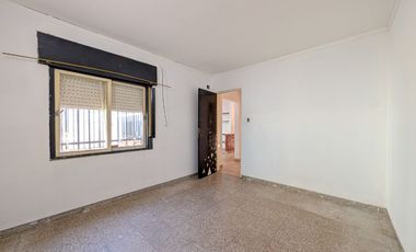 Venta - Departamento de pasillo - Dos dormitorios - Patio - Parilla - Matheu- Rosario