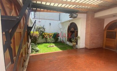Venta De Casa De Estilo Español, Frente A Parque En Surco