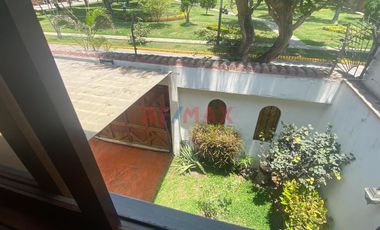 Venta De Casa De Estilo Español, Frente A Parque En Surco