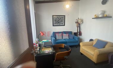 Venta De Casa De Estilo Español, Frente A Parque En Surco