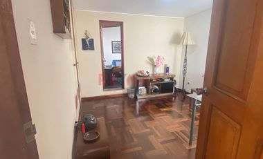 Venta De Casa De Estilo Español, Frente A Parque En Surco