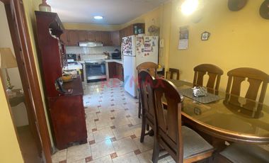 Venta De Casa De Estilo Español, Frente A Parque En Surco