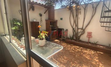 Venta De Casa De Estilo Español, Frente A Parque En Surco