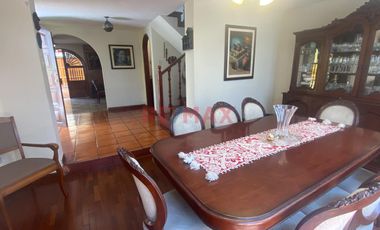 Venta De Casa De Estilo Español, Frente A Parque En Surco