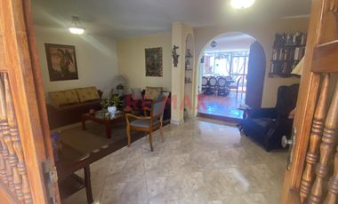 Venta De Casa De Estilo Español, Frente A Parque En Surco