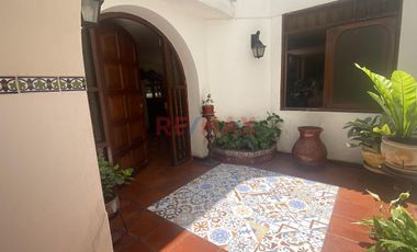 Venta De Casa De Estilo Español, Frente A Parque En Surco