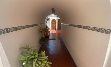 Venta De Casa De Estilo Español, Frente A Parque En Surco