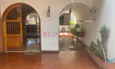 Venta De Casa De Estilo Español, Frente A Parque En Surco
