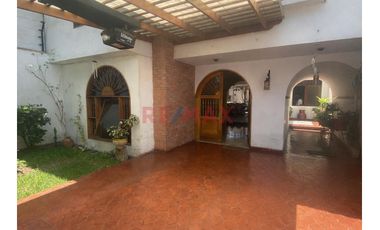 Venta De Casa De Estilo Español, Frente A Parque En Surco