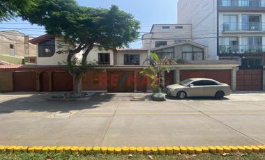 Venta De Casa De Estilo Español, Frente A Parque En Surco