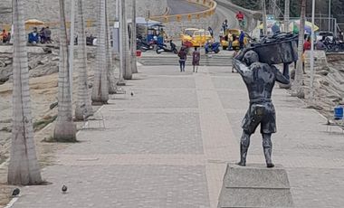 VENTA CASA EN MALECON DE LA LIBERTAD SANTA ELENA