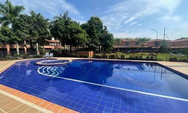 Se vende casa 2 nivel en hacienda el castillo