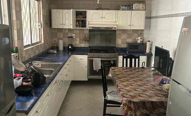 Espaciosa casa en venta con gimnasio y jacuzzi en Los Pirules!!