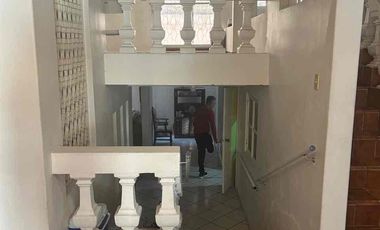 Espaciosa casa en venta con gimnasio y jacuzzi en Los Pirules!!