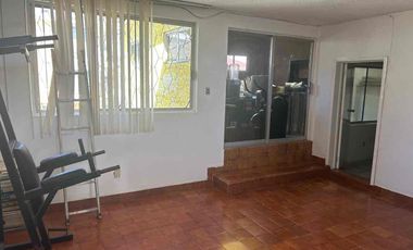 Espaciosa casa en venta con gimnasio y jacuzzi en Los Pirules!!