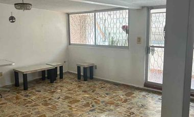 Espaciosa casa en venta con gimnasio y jacuzzi en Los Pirules!!