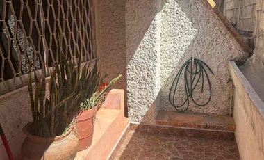 Espaciosa casa en venta con gimnasio y jacuzzi en Los Pirules!!