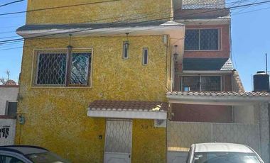 Espaciosa casa en venta con gimnasio y jacuzzi en Los Pirules!!