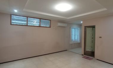 DISEWAKAN RUMAH LUAS POSISI HOOK DI KAYUPUTIH JAKARTA TIMUR