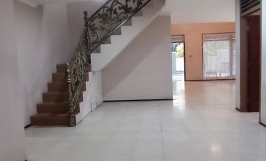 DISEWAKAN RUMAH LUAS POSISI HOOK DI KAYUPUTIH JAKARTA TIMUR