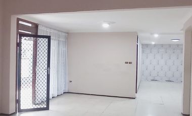 DISEWAKAN RUMAH LUAS POSISI HOOK DI KAYUPUTIH JAKARTA TIMUR