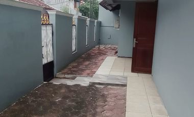 DISEWAKAN RUMAH LUAS POSISI HOOK DI KAYUPUTIH JAKARTA TIMUR