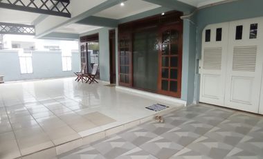 DISEWAKAN RUMAH LUAS POSISI HOOK DI KAYUPUTIH JAKARTA TIMUR