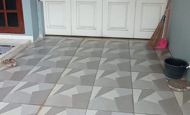 DISEWAKAN RUMAH LUAS POSISI HOOK DI KAYUPUTIH JAKARTA TIMUR