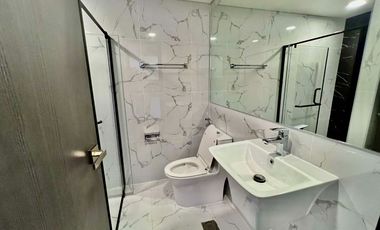 MODERN STUDIO UNIT WITH BALCONY/IVORY RESIDENCES