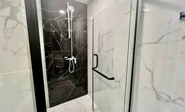 MODERN STUDIO UNIT WITH BALCONY/IVORY RESIDENCES