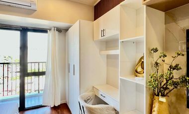 MODERN STUDIO UNIT WITH BALCONY/IVORY RESIDENCES